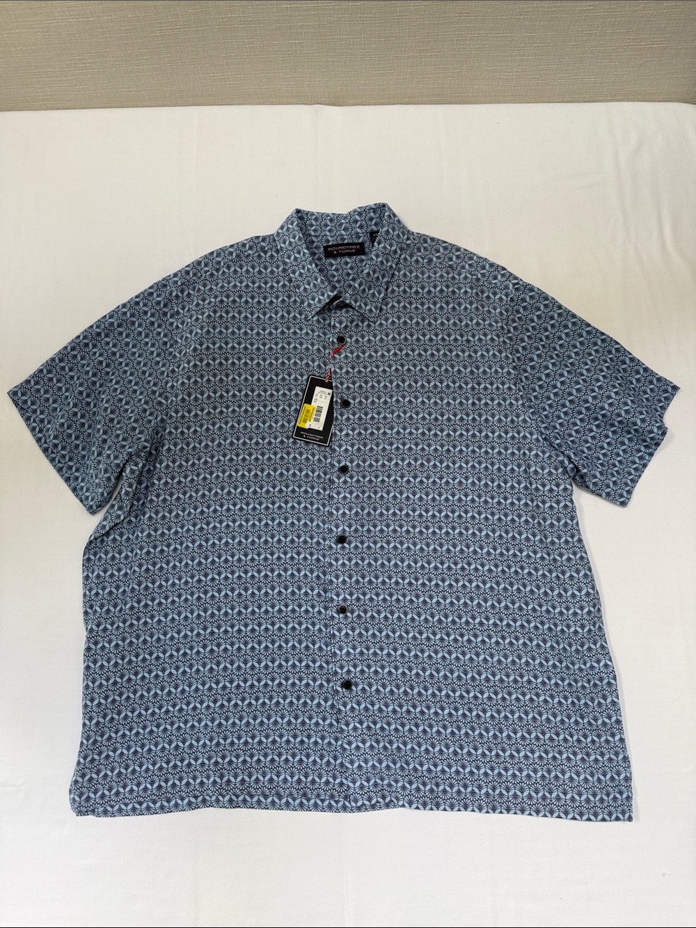 Roundtree & Yorke Short Sleeve Button-Down Shirt in Blue Geometric Print